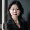 丝袜小说资深编辑林晓柔的职业照，亲切专业的女性编辑形象，擅长都市情感题材