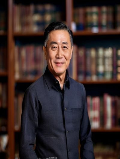 陈文远，丝袜小说创始人兼主编，身着简约深色衬衫，面带自信笑容，书架背景彰显深厚文学积淀
